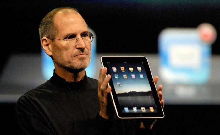 iPad(初代)を発表するスティーブ